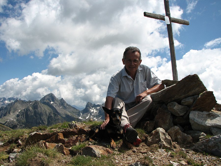 Masoni 188.jpg - Alla piccola croce lignea di cima Masoni (2664 m.) con il Pizzo del Diavolo da sfondo